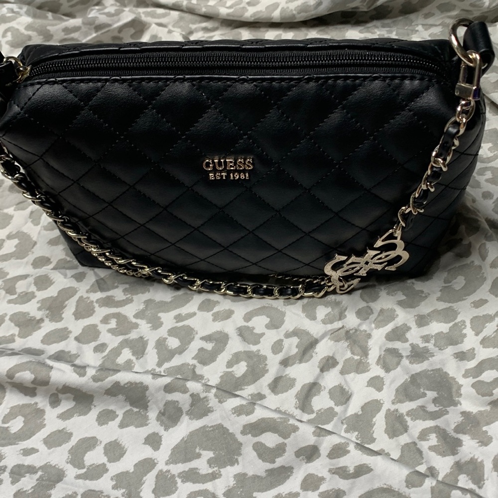 Guess EST 1981 all black with gold chain